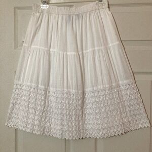 Studio West White Tiered Layered Skirt w Crocheted Lace Trim Sz Small. Preowned